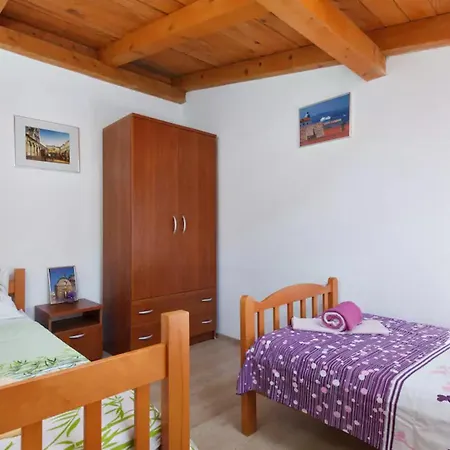 With Garden Ana דירה