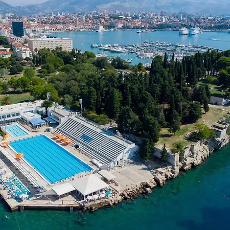 With Garden Ana דירה