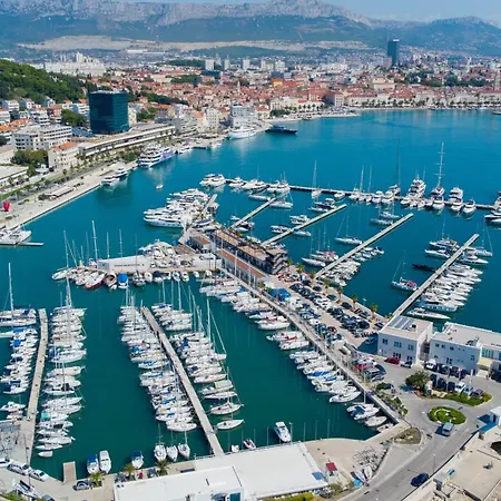 דירה With Garden Ana