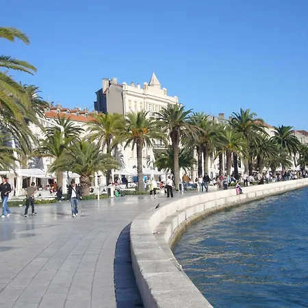 With Garden Ana Апартаменти Спліт