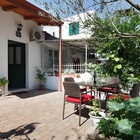 Apartment With Garden Ana *