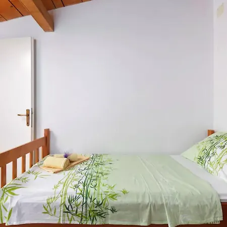 With Garden Ana Спліт